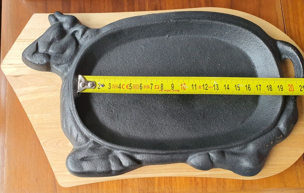 Platou de servire din fontă, formă de vacuță