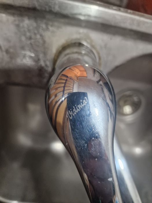 Мивка със смесителна батерия.