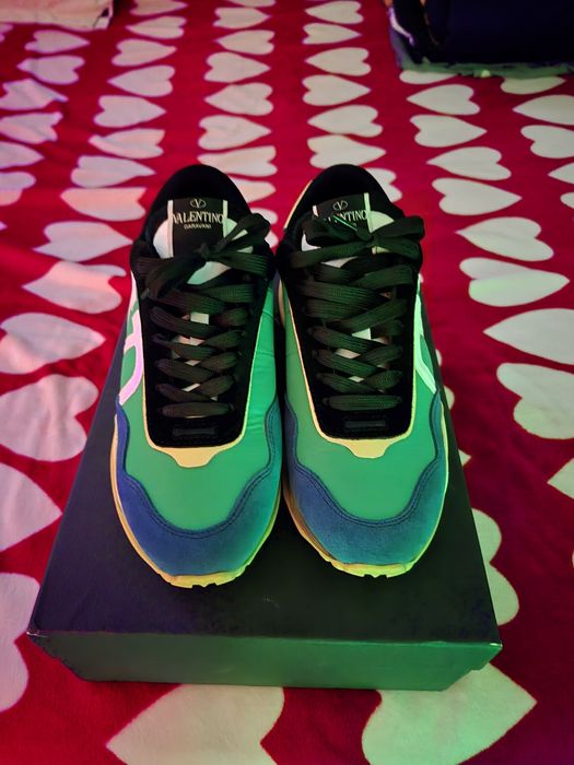 Vand adidasi valentino noi