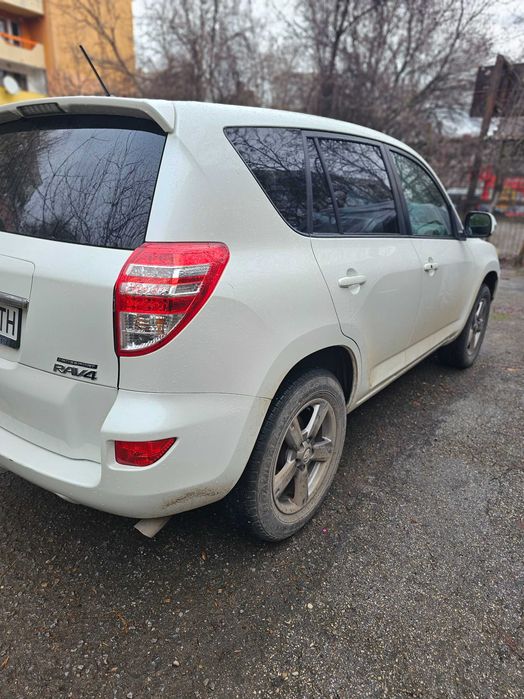 Тойота РАВ 4 2012