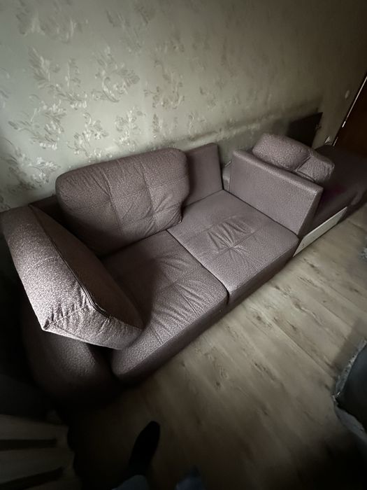 Кровать с матрасами и три диванчика