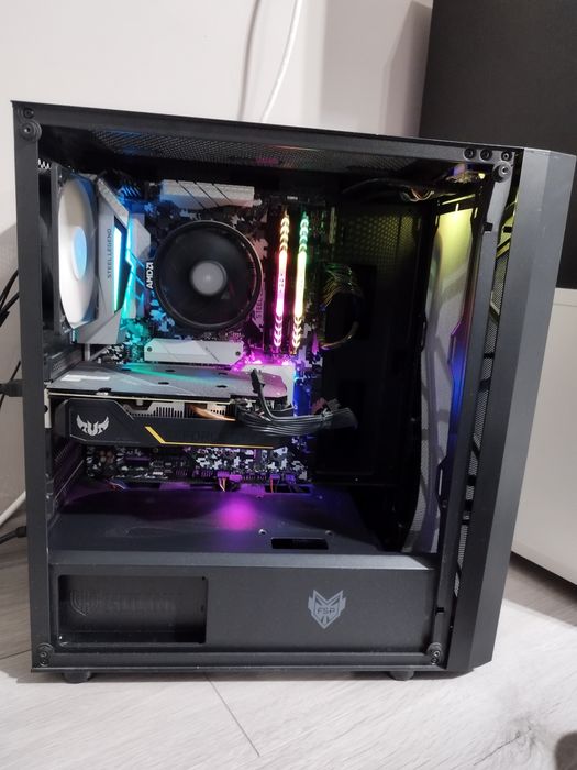 Настолен компютър с монитор и периферия