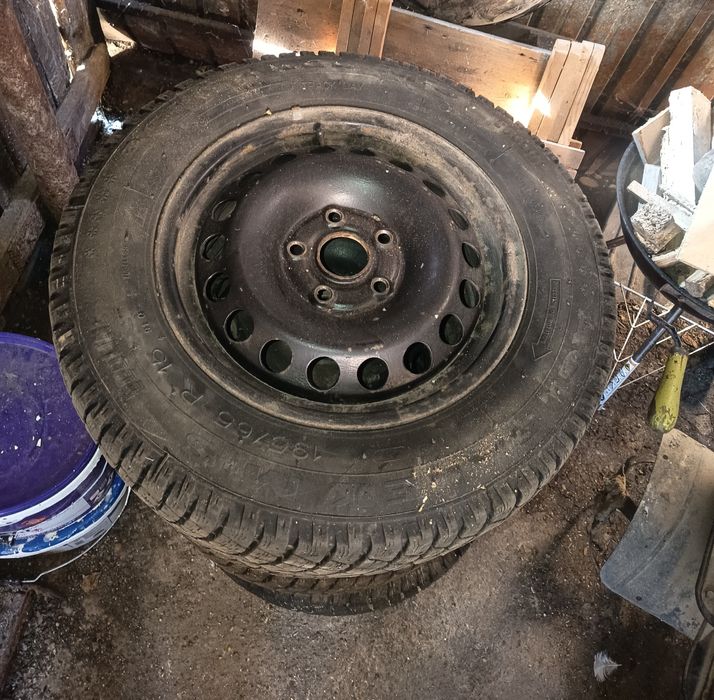 Vând cauciucuri cu janta de 15