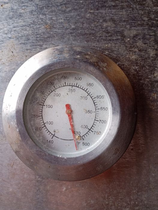 Grătar pe gaz cu suprafața de gătit