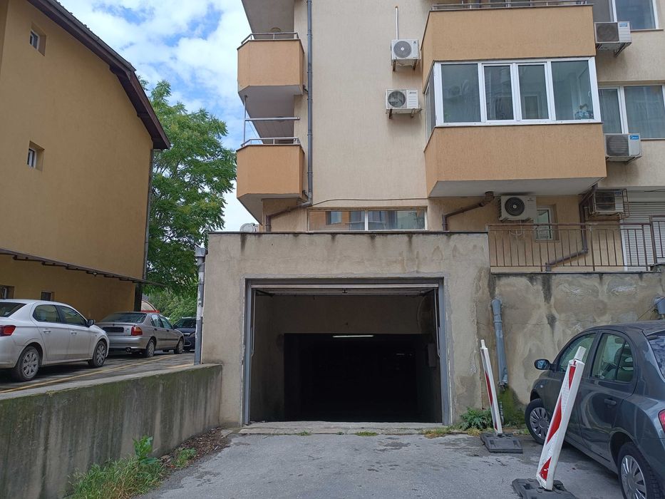 Наем закрито паркомясто на ул. Александър Дякович 16, Варна