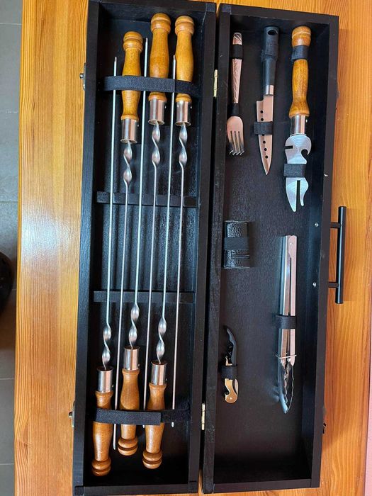 Set ustensile grătar BBQ, cutie lemn fag, 6 frigărui, cuțit, clește, pahare