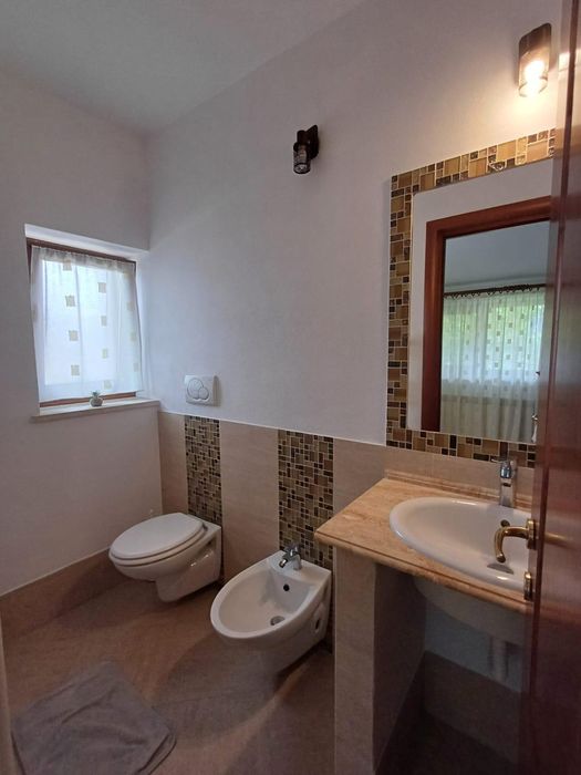 Închiriez etaj vila 120mp,la 400m de rond pacurari