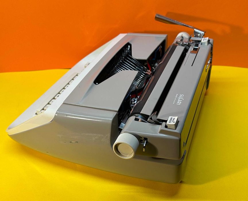 Пишеща Машина Royal Made in USA 3Цвята Qwerty клавиатура топ състояние