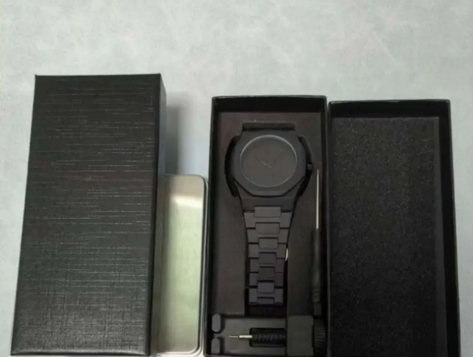 Стильные часы с арабским циферблатом