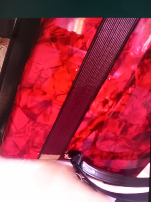 Acordeon  de vanzare120 basi acordeonul are burduf original are compre