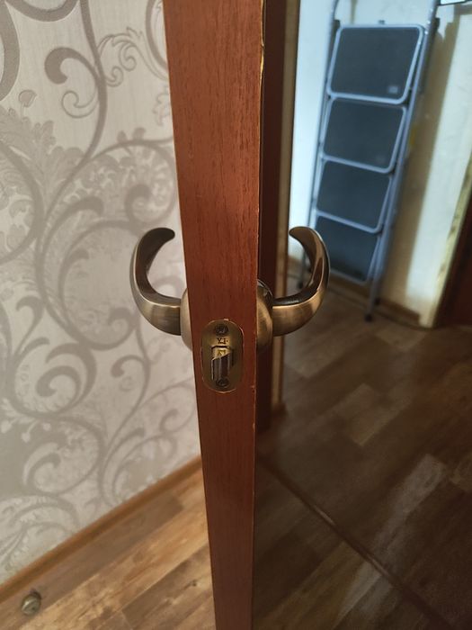 Продам меж комнатные двери 4шт