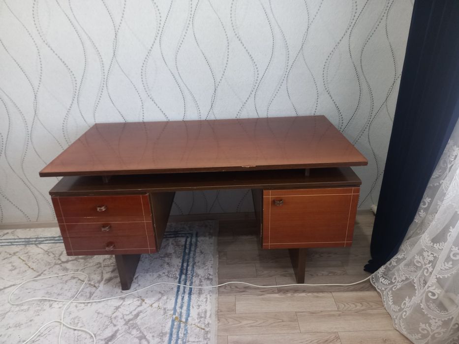 Продам дубовый добротный писменый стол в хорошем состоянии.