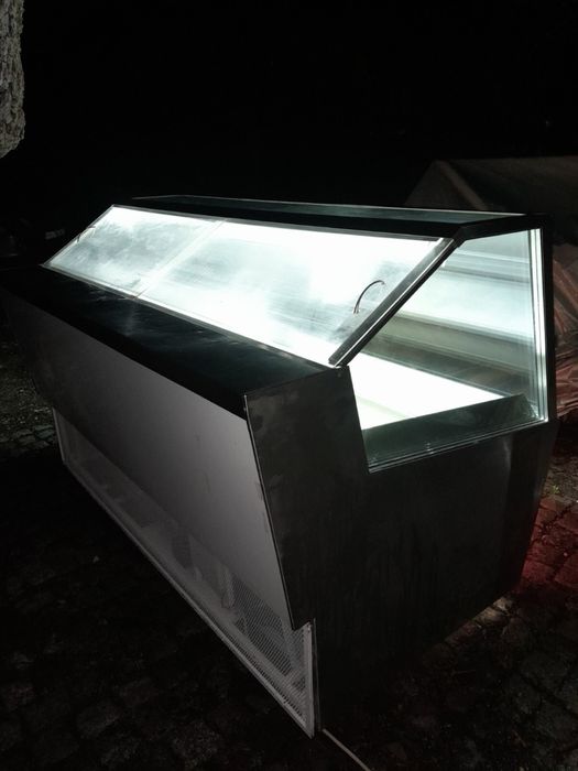 Минусова витрина за украсен сладолед