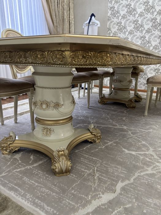 Продаются стол для гостиной