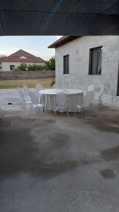 В продаже стол со стульями.