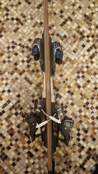 Schiuri Volant Pure Black 174 cm