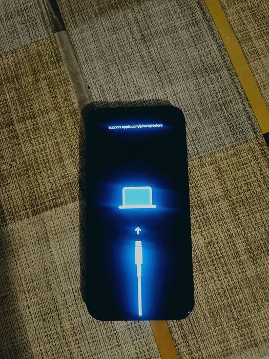 se vinde iPhone 12 pentru piese, doar spatele este spart