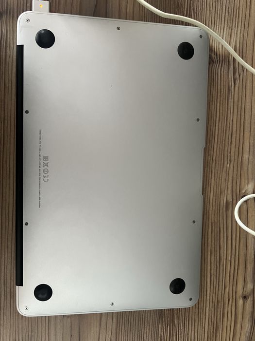 Macbook air, 11, работает, держит заряд