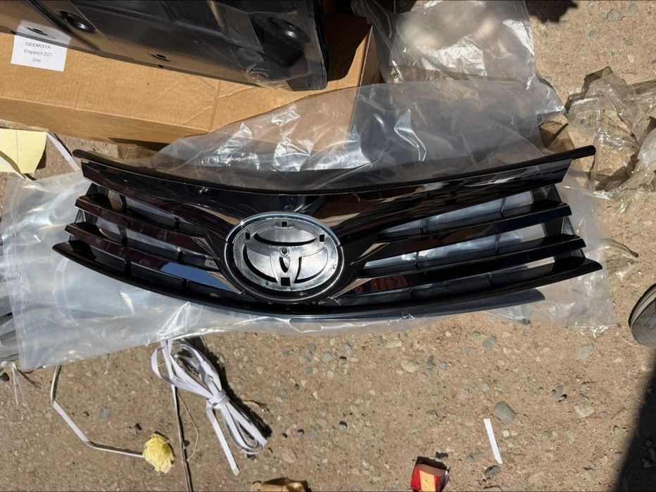 Решетка радиатора Toyota Corolla E180 /13-15 Тойота каролла
