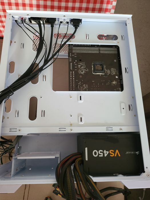 Две кутии, дъно, процесор, 6 плочки рам и захранване