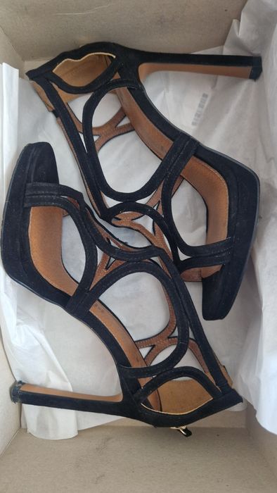 Обувки с висок ток