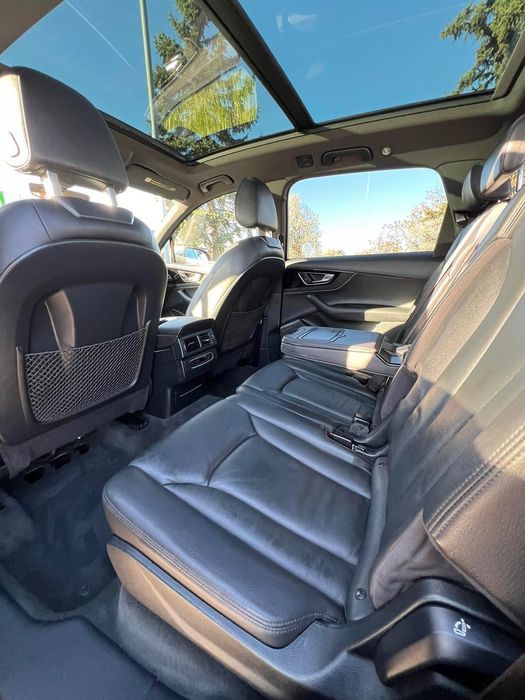 Сив джип Audi Q7