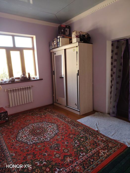 Qurilishi tugallanmagan lekin barcha sharoitlari ichida bo'lgan hovli.