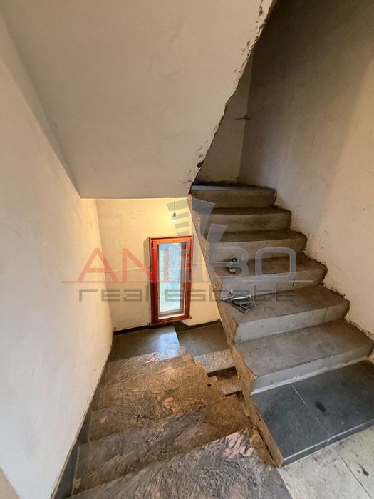 Къща в София, област-с.Говедарци площ 200 цена 180000