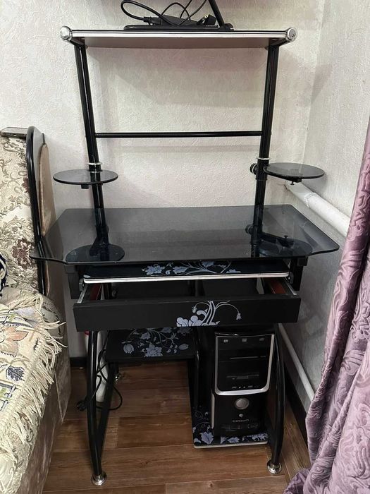 Продам компьютерный столик