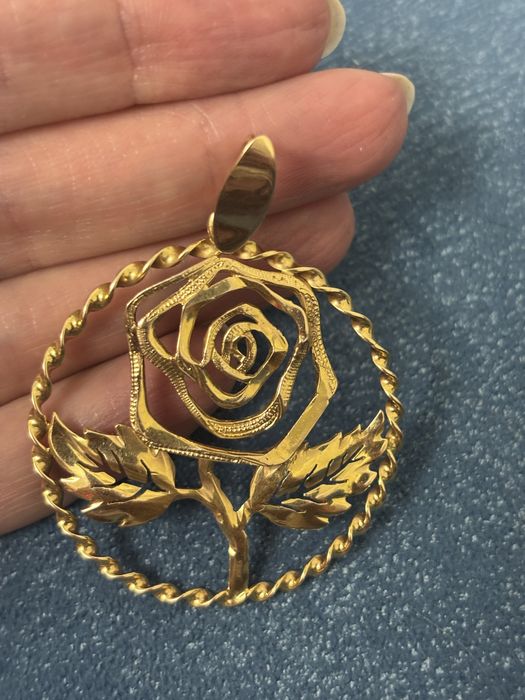 Золотая подвеска Роза