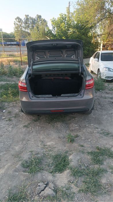 Lada vesta 1.8 sotiladi