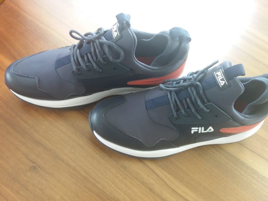 Продам 2 пары новых кроссовок  осень