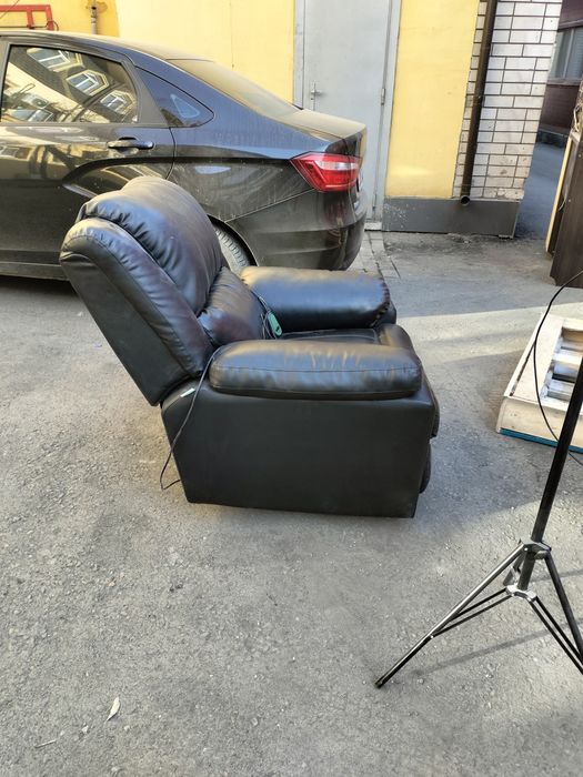 Продам удобный кожанный реклайнер