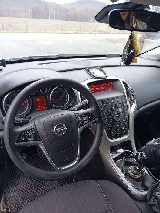 Vând Opel Astra j