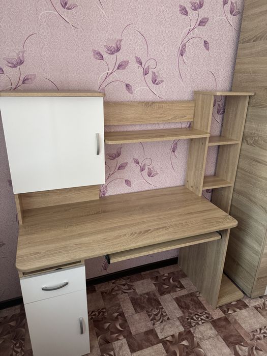 Продам письменный стол для компьютера с надстройкой
