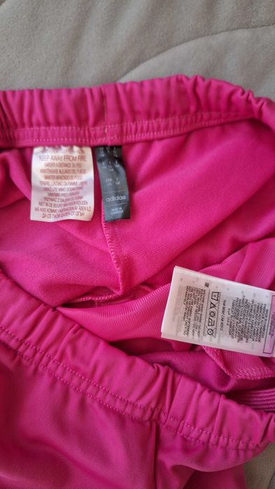 Нов екип Adidas.Без етикет.Размер 164. Става и за xs/s. Розово/циклама