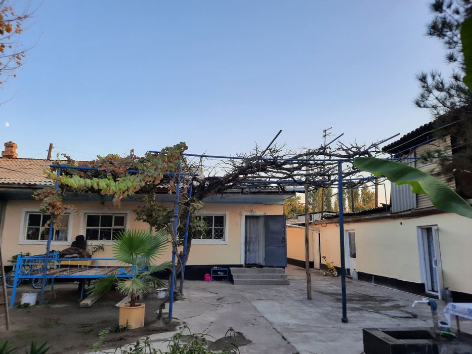 Ховли уй сотилади 7 хона Битта ховлида 2 уй Алохида 2та оила яшаса бул