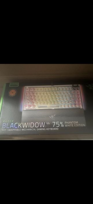 Razer BlackWidow V4 75% Phantom White, nouă, sigilată, mecanică, hot-swappable. Ideală pentru gaming