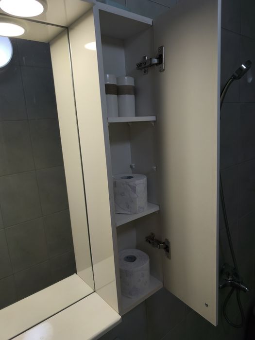 Шкафче за баня с огледало и осветление