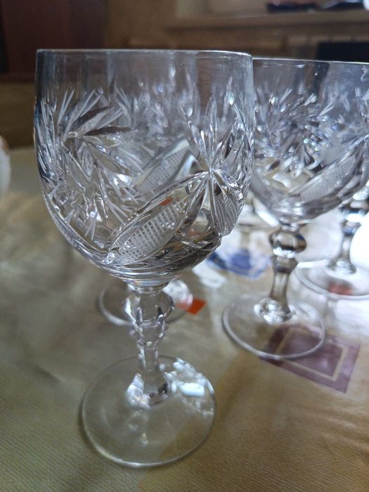 Хрустальные бокалы большие и маленькие