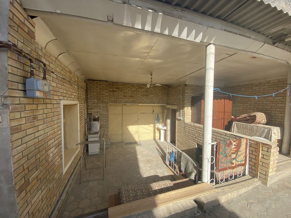 Ховли сотилади  аркни орка томони