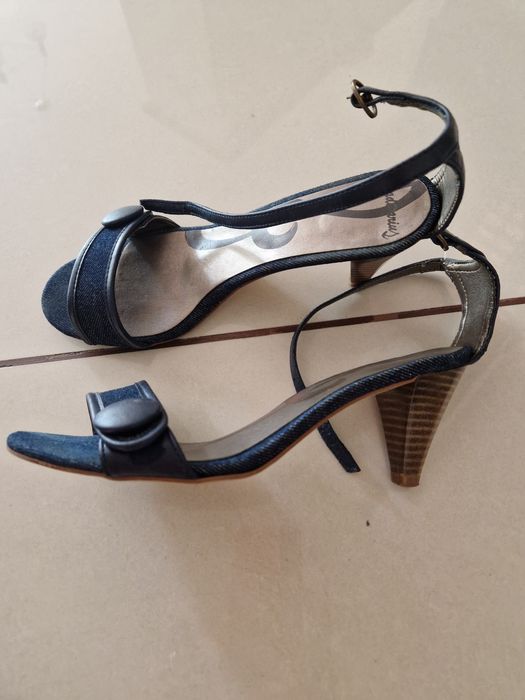Sandale Stradivarius.