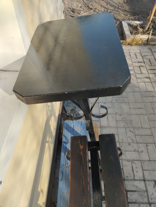 Поминальный стол и лавочка