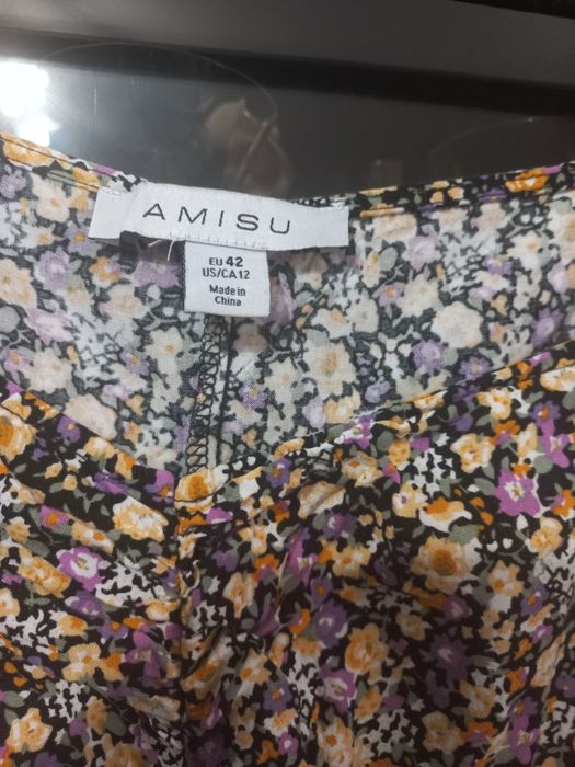 Rochie de la AMISU, ușoară, cambrata pe talie, cu maneci bufante.