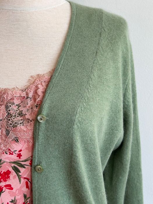 Мека кашмирена блуза в разкошен зелен цвят