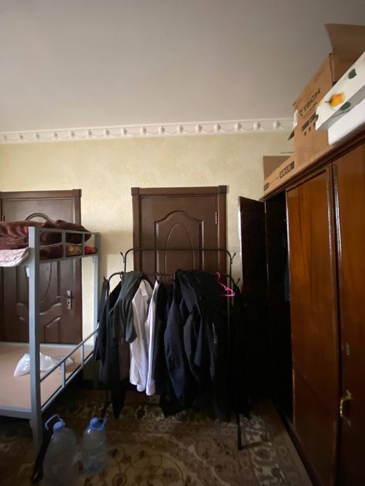 Продаётся кв. Юнусабад 6 кв. 1 комната переделанная в 3.