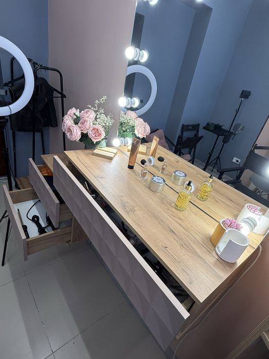 Столик для макияжа подвесной