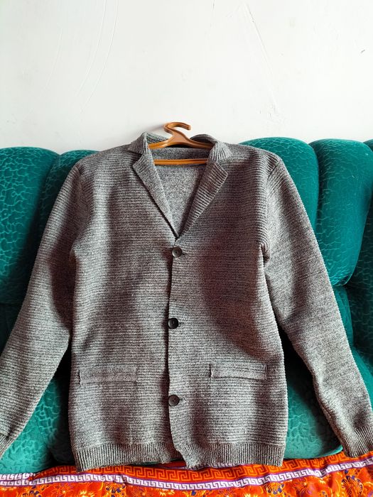 Пиджак жаңа, сүр түсті.