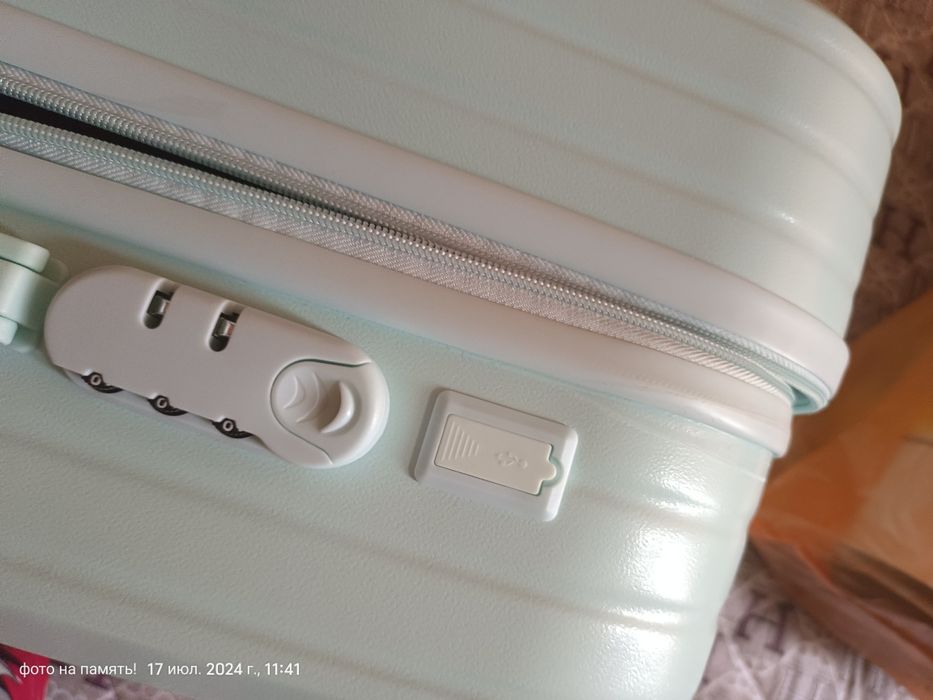 Продам чемодан для девочек.