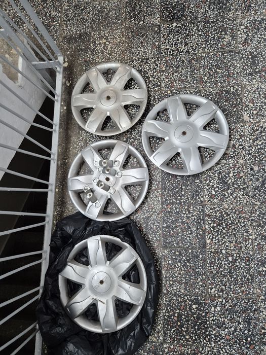Vând set anvelope Continental 185/65 R15 (de iarnă), jante și capacele de ornament.
